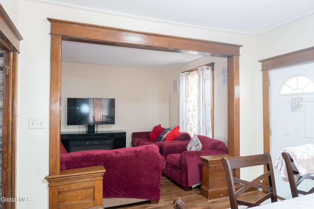 37 Chiswell Street, Schenectady, NY 12304