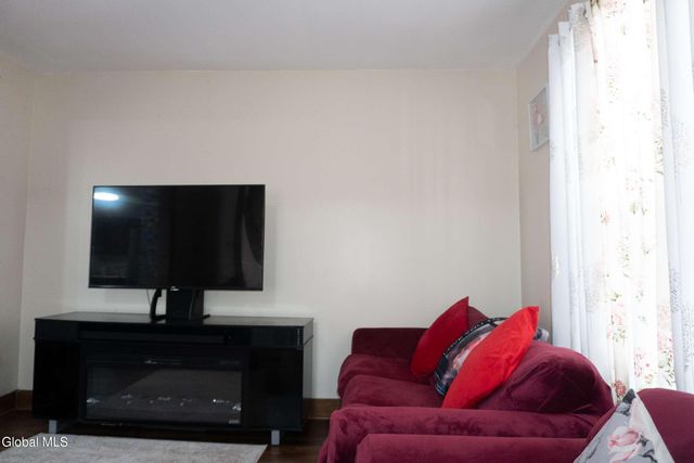 37 Chiswell Street, Schenectady, NY 12304