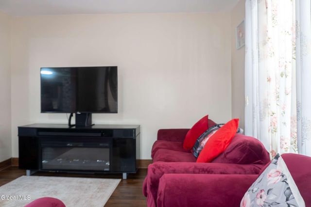 37 Chiswell Street, Schenectady, NY 12304