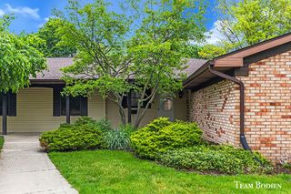 201 BONA VISTA Drive Nw 21, City Of Grand Rapids, MI 49504