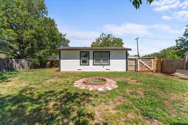 207 E Purdom Avenue, Alvarado, TX 76009