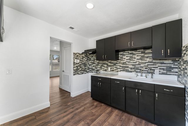 207 E Purdom Avenue, Alvarado, TX 76009