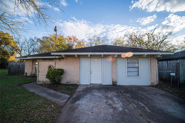 1327 Diplomat Way, Houston, TX 77088