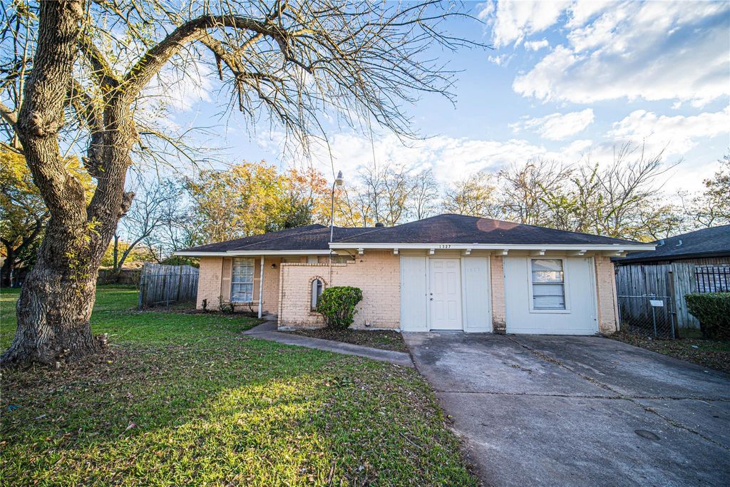 1327 Diplomat Way, Houston, TX 77088