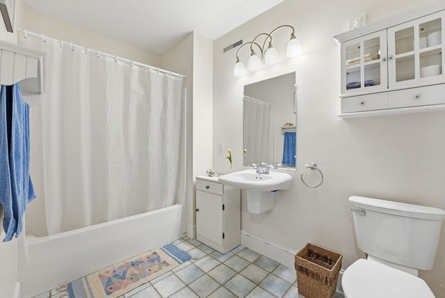 110 Turkey Hill Rd, Northampton, MA 01062