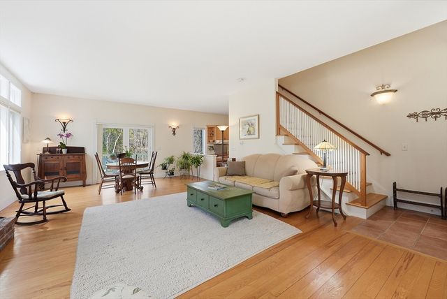 110 Turkey Hill Rd, Northampton, MA 01062