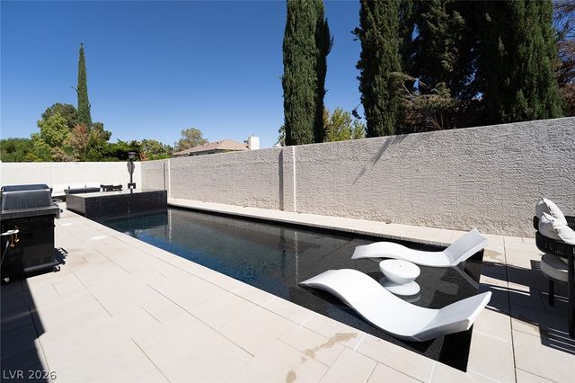 2824 Shannon River Drive, Las Vegas, NV 89117