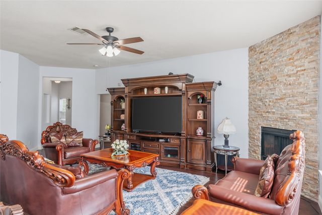 1640 Nashwood Drive, Grand Prairie, TX 75051