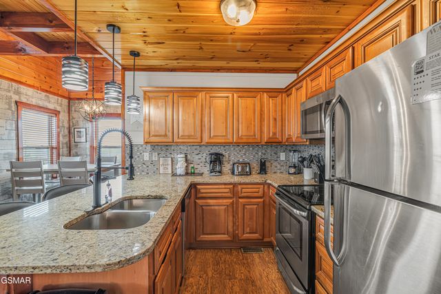 4836 Highland Place Way, Pigeon Forge, TN 37863