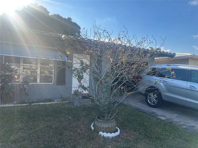 5715 NW 85th Ave, Tamarac, FL 33321