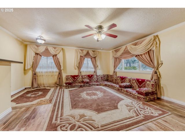 8426 Ne WYGANT St, Portland, OR 97220