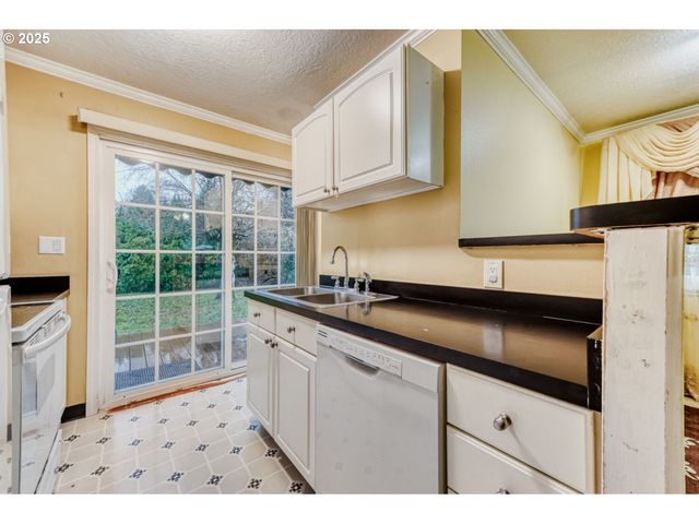 8426 Ne WYGANT St, Portland, OR 97220