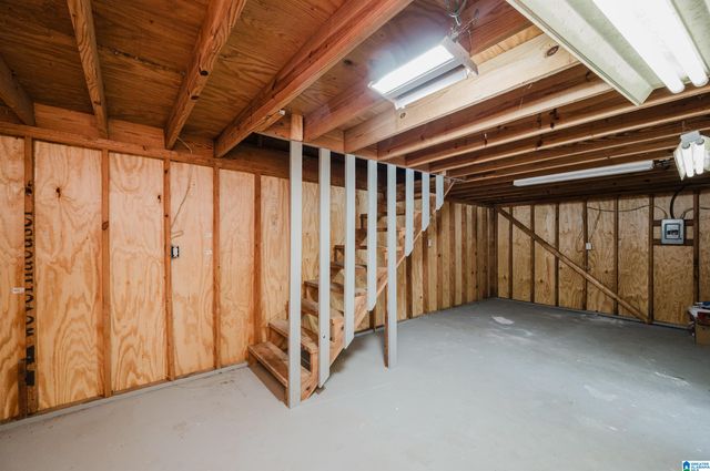 2105 MERRY DRIVE NE, Birmingham, AL 35215