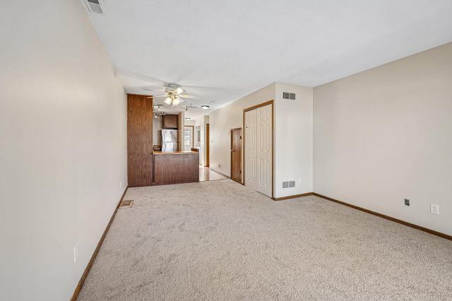 846 Woodgate Drive 213, Vadnais Heights, MN 55127