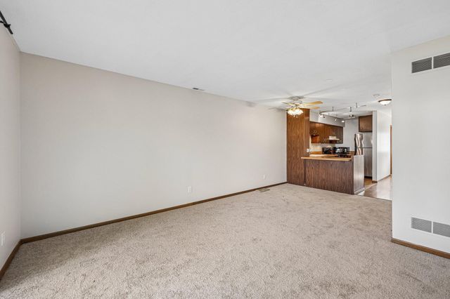846 Woodgate Drive 213, Vadnais Heights, MN 55127