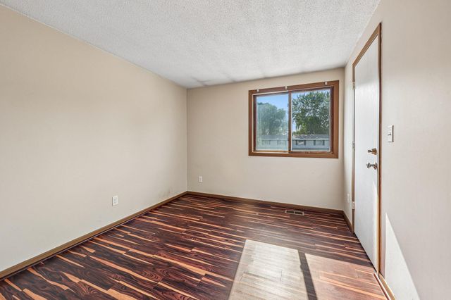 846 Woodgate Drive 213, Vadnais Heights, MN 55127