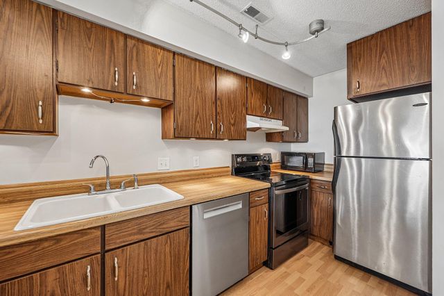 846 Woodgate Drive 213, Vadnais Heights, MN 55127