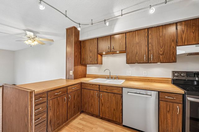 846 Woodgate Drive 213, Vadnais Heights, MN 55127