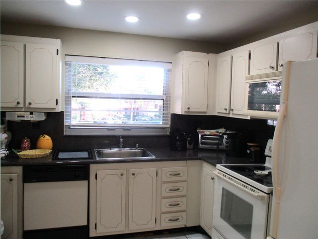 9541 Sunrise Lakes Boulevard 210, Sunrise, FL 33322