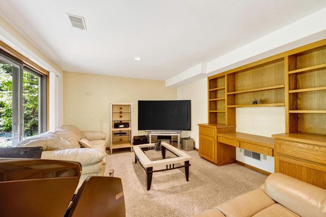 1 White Oaks Lane, Madison, WI 53711