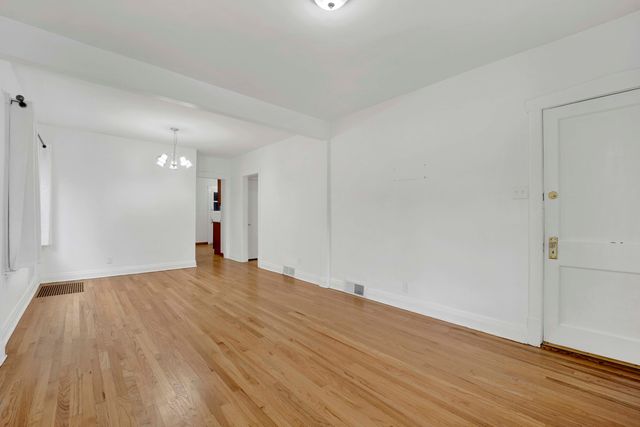 5037 W Winona Street, Chicago, IL 60630