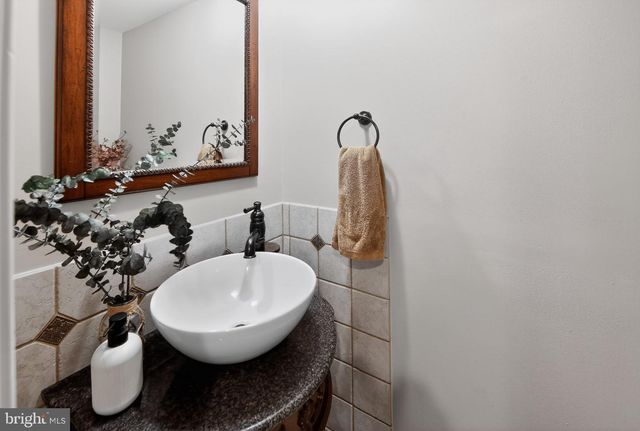 46 RAMPART DR, Chesterbrook, PA 19087