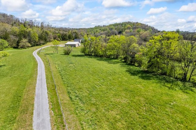 216 Old Wolf Hill Rd, Bethpage, TN 37022