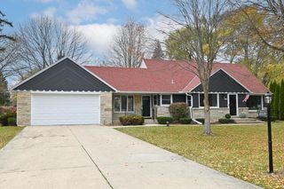 10039 N Sunnycrest DRIVE, Mequon, WI 53092