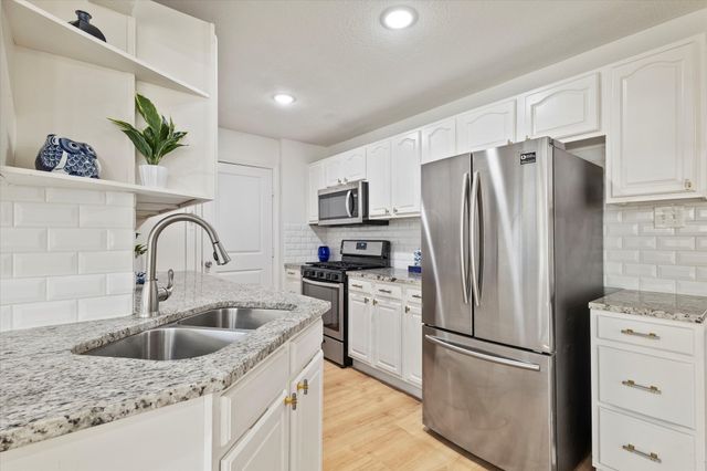 714 N Hunters Glen Circle, Arlington, TX 76015