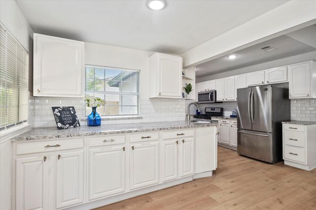 714 N Hunters Glen Circle, Arlington, TX 76015