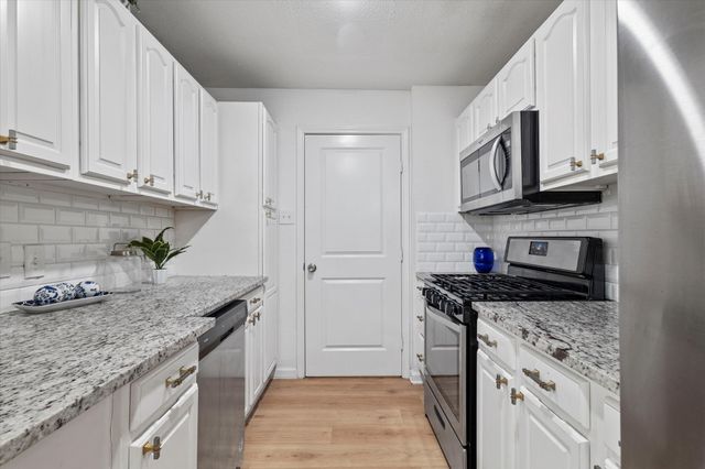 714 N Hunters Glen Circle, Arlington, TX 76015