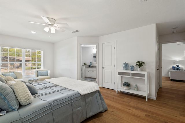 714 N Hunters Glen Circle, Arlington, TX 76015