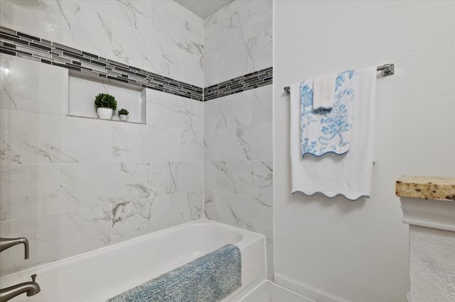 714 N Hunters Glen Circle, Arlington, TX 76015