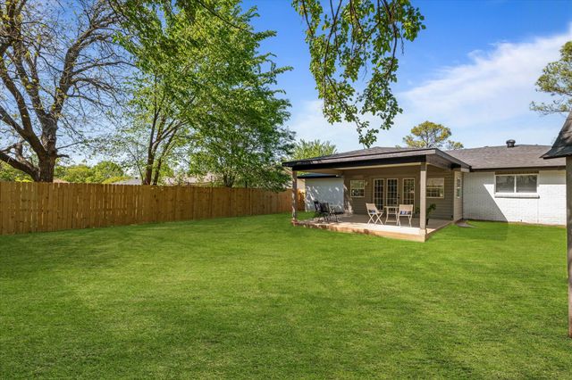 714 N Hunters Glen Circle, Arlington, TX 76015