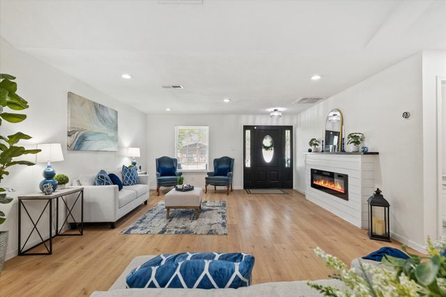 714 N Hunters Glen Circle, Arlington, TX 76015