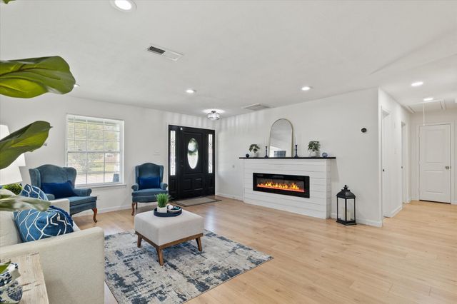 714 N Hunters Glen Circle, Arlington, TX 76015