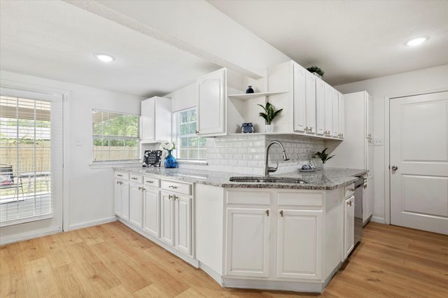 714 N Hunters Glen Circle, Arlington, TX 76015