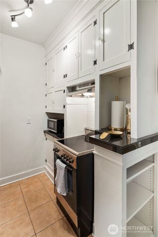 905 NE 43rd Avenue #110, Seattle, WA 98105
