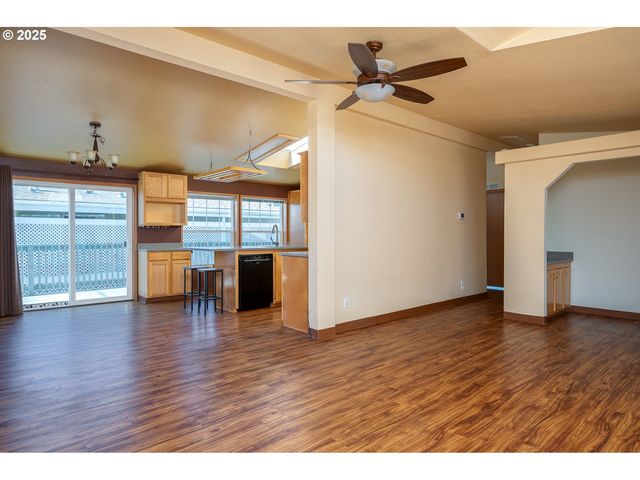5574 43RD Pl Ne, Salem, OR 97305