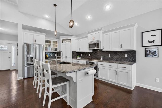 19104 W 100th Terrace, Lenexa, KS 66220