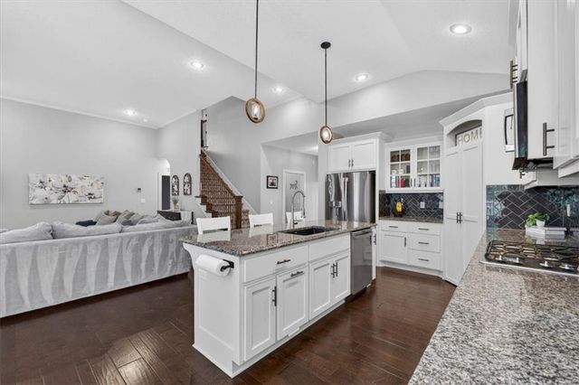 19104 W 100th Terrace, Lenexa, KS 66220