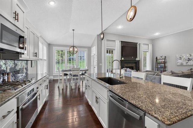 19104 W 100th Terrace, Lenexa, KS 66220