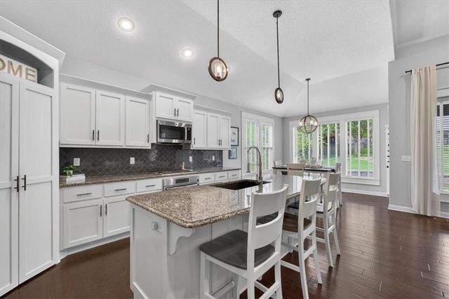 19104 W 100th Terrace, Lenexa, KS 66220