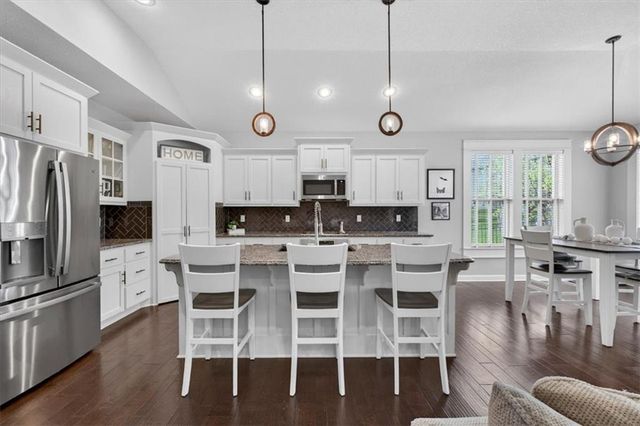 19104 W 100th Terrace, Lenexa, KS 66220