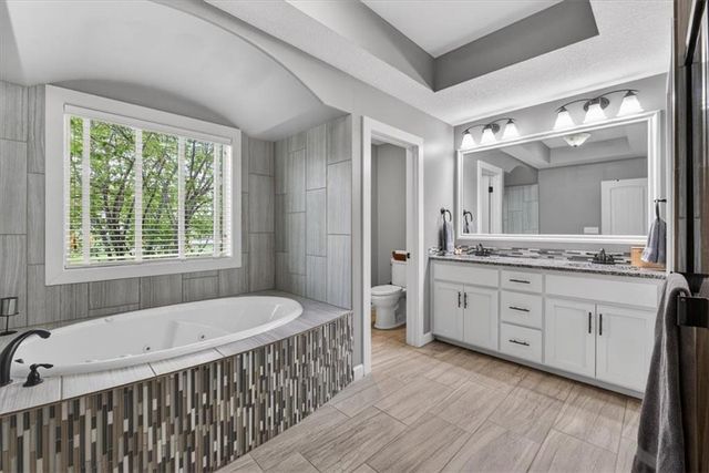 19104 W 100th Terrace, Lenexa, KS 66220