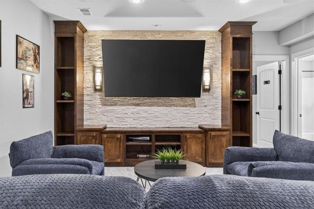 19104 W 100th Terrace, Lenexa, KS 66220