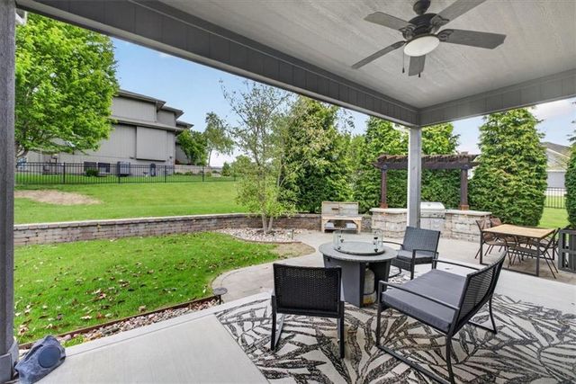 19104 W 100th Terrace, Lenexa, KS 66220