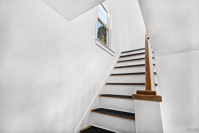 21 Hara Cres, New Hartford, NY 13413