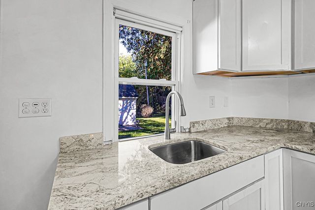 21 Hara Cres, New Hartford, NY 13413