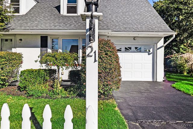 21 Hara Cres, New Hartford, NY 13413